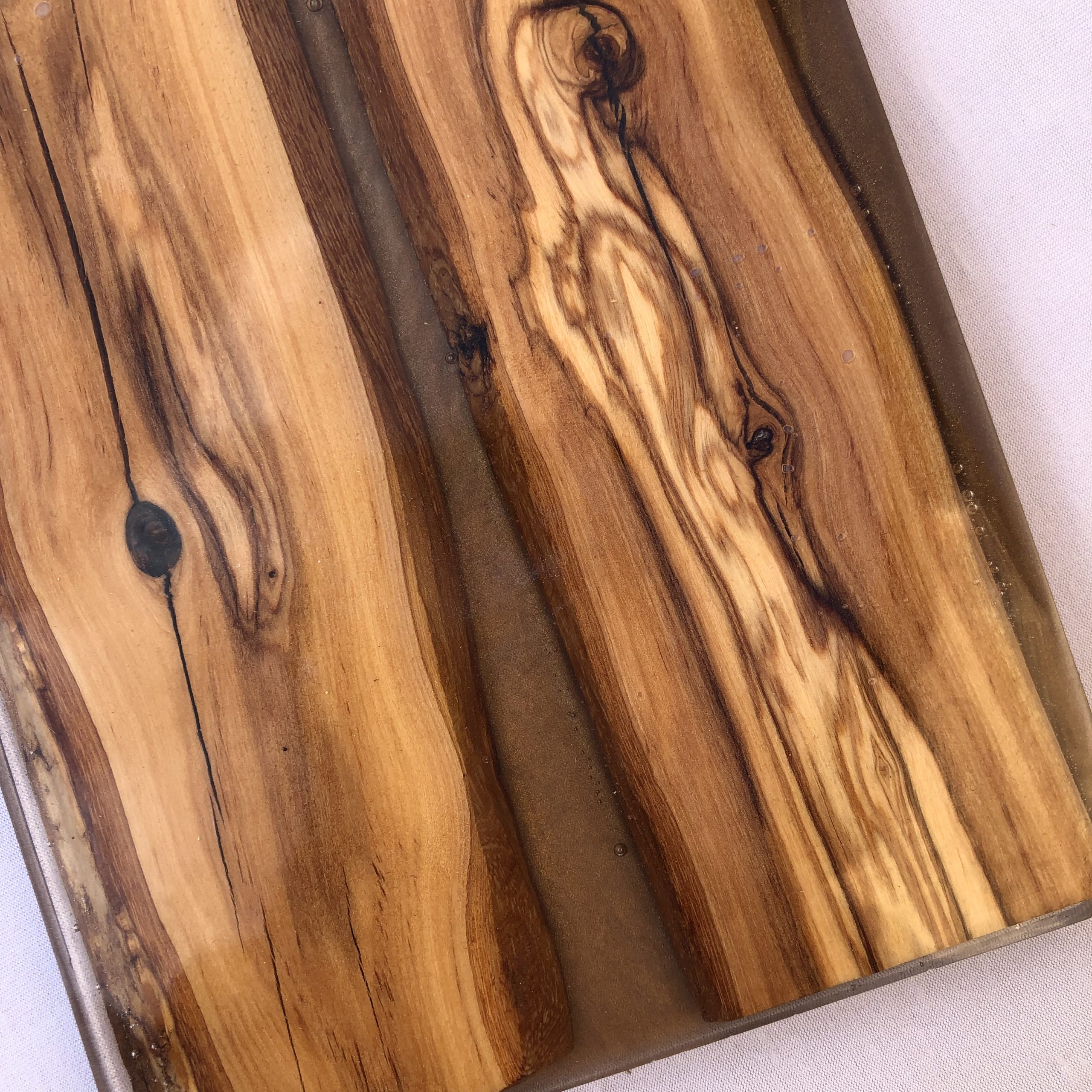 Eponox® Planche de service River en bois d'olivier avec résine époxy –  Planche de service, planche à petit-déjeuner, planche à fromage, planche de